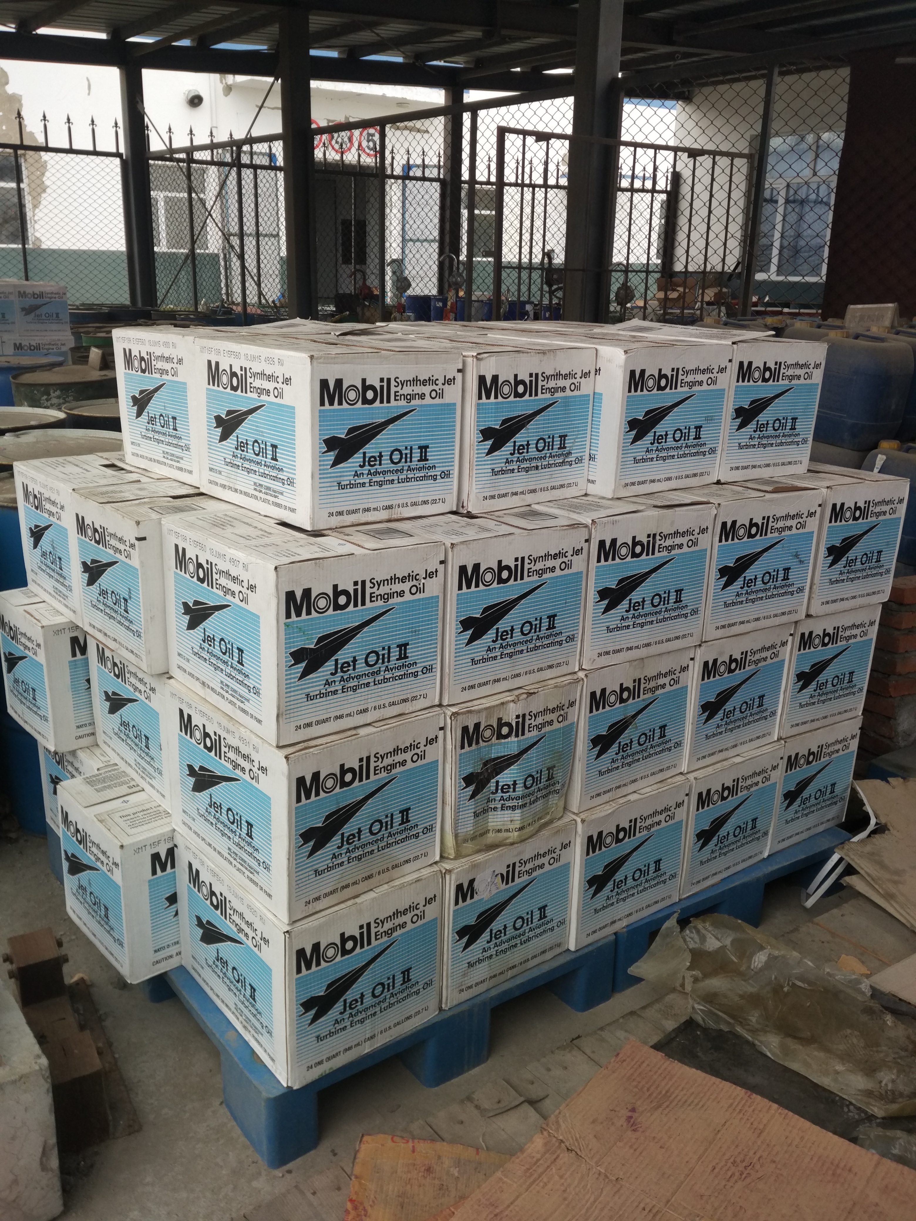 托盤上待發貨的飛馬2號航空潤滑油
