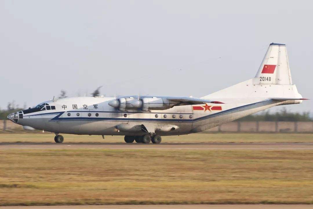 運(yùn)-8運(yùn)輸機(jī)用的8號潤滑油和20潤滑油的混合物